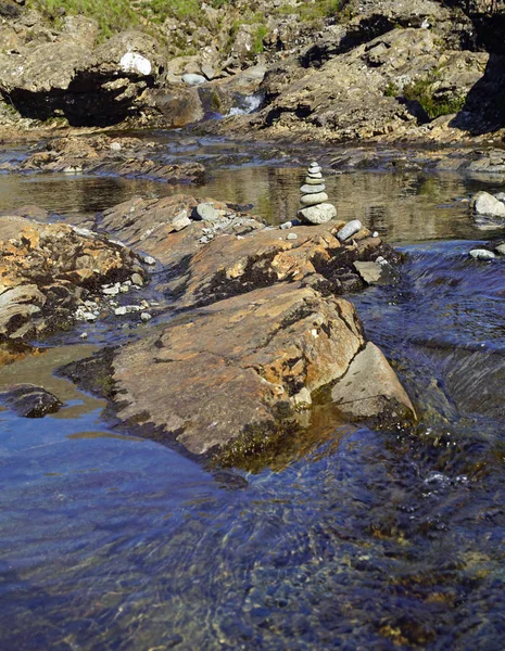 Úpatí Cuillins Černé Poblíž Glenbrittle Jsou Fairy Pools Krásně Křišťálově — Stock fotografie