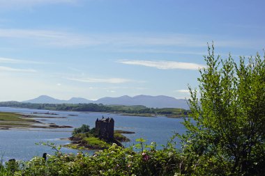 Castle Stalker, İskoçya 'nın Argyll ve Bute kentindeki Port Appin' in yaklaşık 2.5 kilometre kuzeydoğusunda bulunan bir kule..