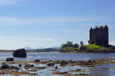 Castle Stalker, İskoçya 'nın Argyll ve Bute kentindeki Port Appin' in yaklaşık 2.5 kilometre kuzeydoğusunda bulunan bir kule..