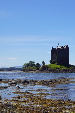 Castle Stalker, İskoçya 'nın Argyll ve Bute kentindeki Port Appin' in yaklaşık 2.5 kilometre kuzeydoğusunda bulunan bir kule..