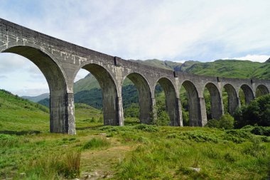 Demiryolu Köprüsü tarafından ünlü filme Harry Potter. Köprünün diğer tarafında, kırmızı Hogwarts Express sihirli okul yönde gider. Bu Fort William ve Mallaig birbirleri ile bağlanır. Köprü 21 piers ulaşmak 30 metre ben vardır