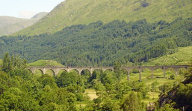 Glenfinnan Anıtı, Shiel Gölü kıyısında yer almaktadır. 1815 'te, 1745' te Prens Charles Edward Stuart 'ın standartlarının ikinci Jakobit ayaklanmasının başlangıcında yükseltildiği meydanı işaretlemek için inşa edildi..