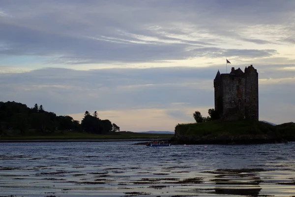 城堡跟踪者号 Castle Stalker 是一座塔楼 位于苏格兰阿培潘港 Port Appin 东北约2 5公里处 — 图库照片