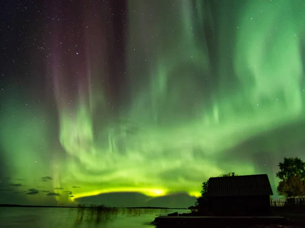 Luces polares en el cielo sobre el lago Onega —  Fotos de Stock