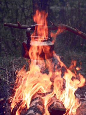 Medidation yangın yakınındaki