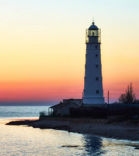 Faro en la puesta del sol — Foto de Stock