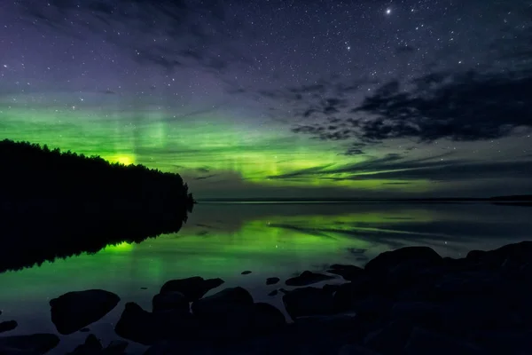 La primera aurora en la nueva temporada. Karelia, Lago Congjo — Foto de Stock