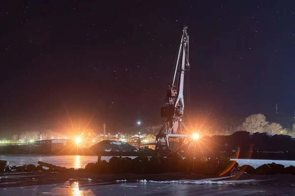 Karelia 'daki Onega Gölü kıyısındaki limanın gece manzarası