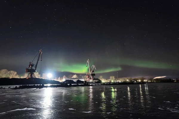 Aurora blinkar över en natthamn — Stockfoto