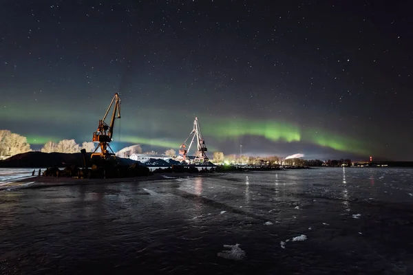 Aurora miga nad nocnym portem — Zdjęcie stockowe