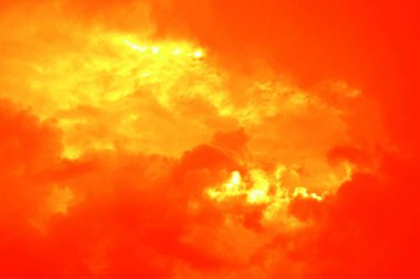 Mavi gökyüzünde bir bulutlu yaz günü beyaz bulutlar