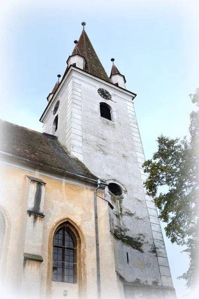 Avlu ortaçağ kilise Cristian güçlendirilmiş, Transylvaniathe kasaba ilk 1420 Lüksemburg Kral Sigismund tarafından yazılmış bir mektupta belirtilmiştir
