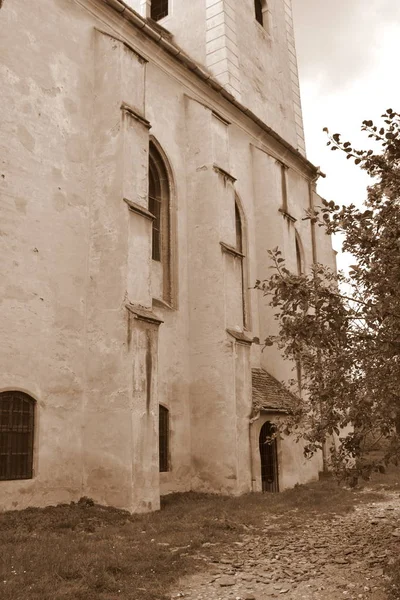 Avlu ortaçağ kilise Cristian güçlendirilmiş, Transylvaniathe kasaba ilk 1420 Lüksemburg Kral Sigismund tarafından yazılmış bir mektupta belirtilmiştir