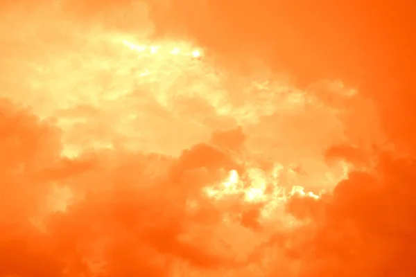 夏の曇り日の青い空に白い雲 — ストック写真