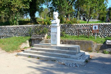 (IV. yüzyıl) eski Christin kilisede büyük kültür köyü Densus, Transilvanya, Romanya, heykeli önünde Densusianu dostum