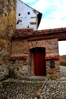Tipik ev köyde Crit-Kreutz, Transilvanya, Romanya. 13. yüzyılda bir Sakson kilise için nadir bir tek-NEF Romanesk kilise inşa köylüler başladı.