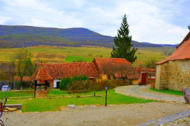 Tipik ev köyde Crit-Kreutz, Transilvanya, Romanya. 13. yüzyılda bir Sakson kilise için nadir bir tek-NEF Romanesk kilise inşa köylüler başladı.