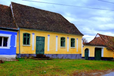 Tipik ev köyde Crit-Kreutz, Transilvanya, Romanya. 13. yüzyılda bir Sakson kilise için nadir bir tek-NEF Romanesk kilise inşa köylüler başladı.