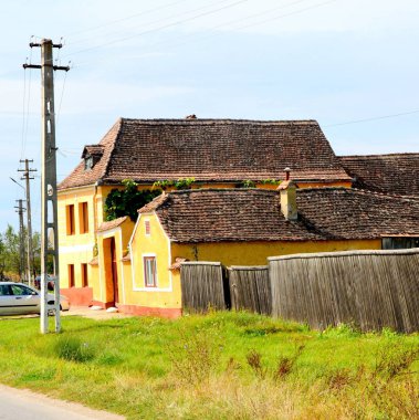 Bradeni, Henndorf, Hegendorf, Transilvanya, Romanya 'daki tipik kırsal alan ve köylü evleri. Yerleşim yeri Sakson koloniciler tarafından 12. yüzyılın ortalarında kuruldu.