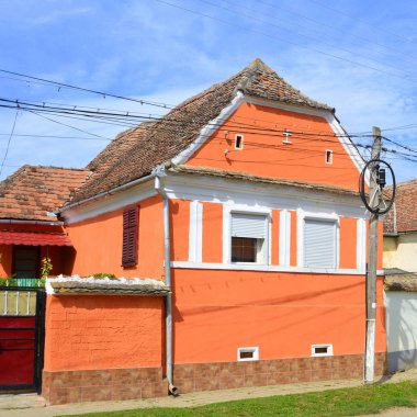 Bradeni, Henndorf, Hegendorf, Transilvanya, Romanya 'daki tipik kırsal alan ve köylü evleri. Yerleşim yeri Sakson koloniciler tarafından 12. yüzyılın ortalarında kuruldu.