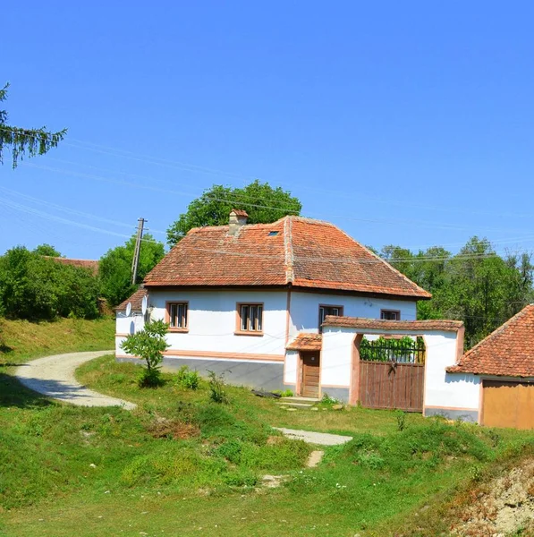 村の典型的な農村風景や農民の家Toarcla Tartlau トランシルヴァニア ルーマニア この開拓地は12世紀半ばにサクソン人開拓者によって設立された — ストック写真