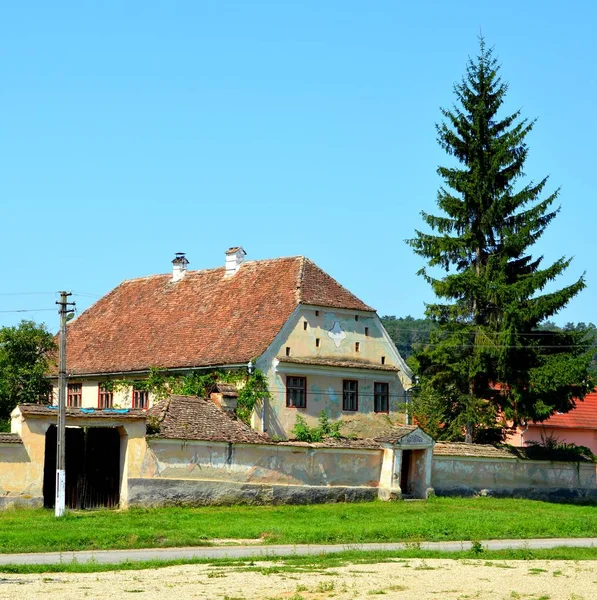 典型的乡村景观和农民住宅在布鲁尤布拉勒 一个公社在锡比乌县 特兰西瓦尼亚 罗马尼亚 该定居点是撒克逊殖民者在12世纪中期建立的 — 图库照片