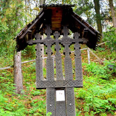 Sonbahar renk içinde Saint Ana-Rohia Manastırı. Transilvanya, Romanya'nın ormanlarda tipik kırsal manzara