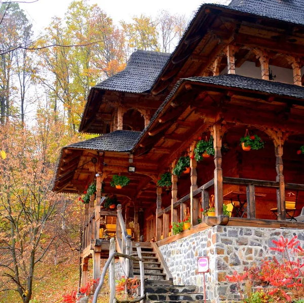 Sonbahar renk içinde Saint Ana-Rohia Manastırı. Transilvanya, Romanya'nın ormanlarda tipik kırsal manzara