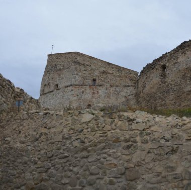 Ortaçağ kalıntıları. Bu Daçya yerleşim (Rumidava) ve daha sonra Roma işgali sırasında Rupes (kaya veya taş - Latince) adı değiştirilmiştir. Rupea kale avantajlı yükseltilmiş Cohalm üst kente bakan Hill, eski inşa edilmiştir