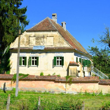 Tipik kırsal manzara ve köylü evlerde köyü Rotbav, Transilvanya, Romanya. Yerleşim 12. yüzyılda ortasında Sakson kolonistler tarafından kuruldu