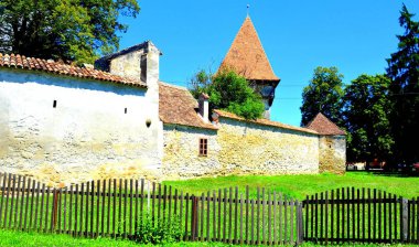 Müstahkem Ortaçağ Sakson kilisede Cincsor-Kleinschenk, Sibiu İlçesi, Transilvanya, Romanya. 1427 inşa edilen kilise batıda bir kule ile. 15. yüzyıl ortasında ilk muhafaza dikildi