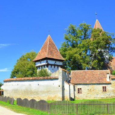 Müstahkem Ortaçağ Sakson kilisede Cincsor-Kleinschenk, Sibiu İlçesi, Transilvanya, Romanya. 1427 inşa edilen kilise batıda bir kule ile. 15. yüzyıl ortasında ilk muhafaza dikildi