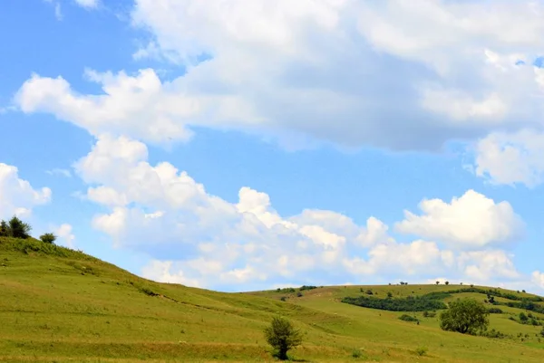 루마니아의 트란실바니아 평야의 전형적 여름날 여름의 — 스톡 사진