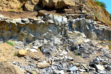Bazalt kayaların volkanik kaya mostraları tek sıra halinde bazalt Racos, Romanya'da bulunan şeklinde vardır. Eski bir Roma kariyer terk edilmiş. Ulusal bir korumalı alan.