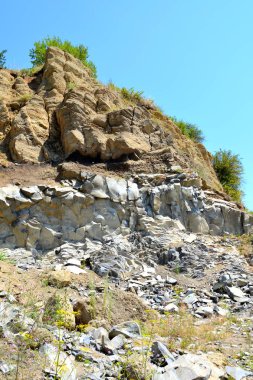 Bazalt kayaların volkanik kaya mostraları tek sıra halinde bazalt Racos, Romanya'da bulunan şeklinde vardır. Eski bir Roma kariyer terk edilmiş. Ulusal bir korumalı alan.