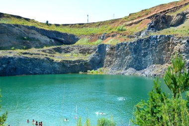 Raco, Braşov ilçesinde bir köy terk edilmiş bir kariyer zümrüt gölde Transilvanya, Romanya bir aktif ve üç yakınındaki taş kariyer terk edilmiş. Ulusal bir korumalı alan