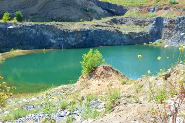 Raco, Braşov ilçesinde bir köy terk edilmiş bir kariyer zümrüt gölde Transilvanya, Romanya bir aktif ve üç yakınındaki taş kariyer terk edilmiş. Ulusal bir korumalı alan