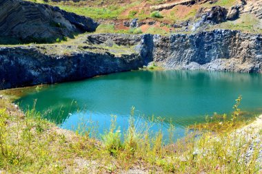 Raco, Braşov ilçesinde bir köy terk edilmiş bir kariyer zümrüt gölde Transilvanya, Romanya bir aktif ve üç yakınındaki taş kariyer terk edilmiş. Ulusal bir korumalı alan