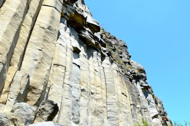 Bazalt kayaların volkanik kaya mostraları tek sıra halinde bazalt Racos, Romanya'da bulunan şeklinde vardır. Eski bir Roma kariyer terk edilmiş. Ulusal bir korumalı alan.