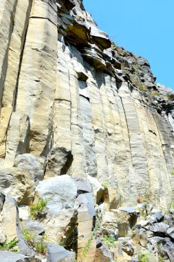 Bazalt kayaların volkanik kaya mostraları tek sıra halinde bazalt Racos, Romanya'da bulunan şeklinde vardır. Eski bir Roma kariyer terk edilmiş. Ulusal bir korumalı alan.