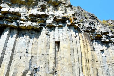Bazalt kayaların volkanik kaya mostraları tek sıra halinde bazalt Racos, Romanya'da bulunan şeklinde vardır. Eski bir Roma kariyer terk edilmiş. Ulusal bir korumalı alan.