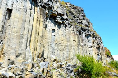 Bazalt kayaların volkanik kaya mostraları tek sıra halinde bazalt Racos, Romanya'da bulunan şeklinde vardır. Eski bir Roma kariyer terk edilmiş. Ulusal bir korumalı alan.