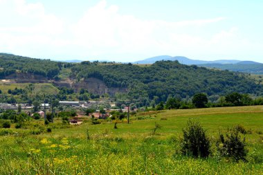 Köyün Racos, Transilvanya, Romanya, havadan görünümü Brasov county, bir aktif ve üç yakın bir köyde taş kariyer terk edilmiş. Ulusal bir korumalı alan
