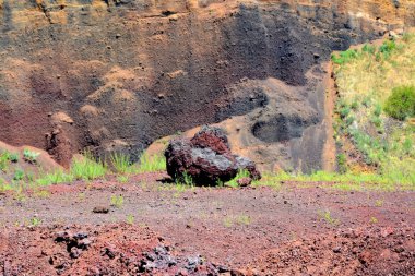 Terk edilmiş kariyer kırmızı scorea taş. Racos Brasov İlçesi, Transilvanya, Romanya bir aktif yakınındaki bir köydür ve üç taş kariyer terk edilmiş. Ulusal bir korumalı alan