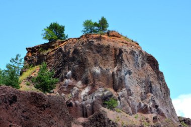 Terk edilmiş kariyer kırmızı scorea taş. Racos Brasov İlçesi, Transilvanya, Romanya bir aktif yakınındaki bir köydür ve üç taş kariyer terk edilmiş. Ulusal bir korumalı alan