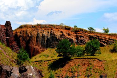 Terk edilmiş kariyer kırmızı scorea taş. Racos Brasov İlçesi, Transilvanya, Romanya bir aktif yakınındaki bir köydür ve üç taş kariyer terk edilmiş. Ulusal bir korumalı alan