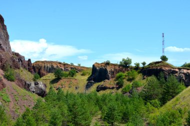 Terk edilmiş kariyer kırmızı scorea taş. Racos Brasov İlçesi, Transilvanya, Romanya bir aktif yakınındaki bir köydür ve üç taş kariyer terk edilmiş. Ulusal bir korumalı alan