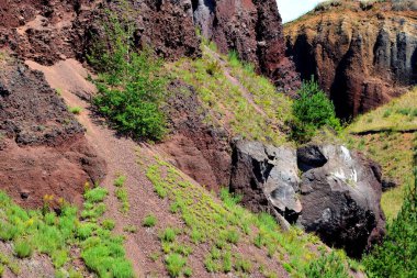 Terk edilmiş kariyer kırmızı scorea taş. Racos Brasov İlçesi, Transilvanya, Romanya bir aktif yakınındaki bir köydür ve üç taş kariyer terk edilmiş. Ulusal bir korumalı alan