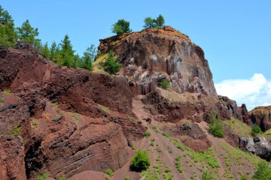 Terk edilmiş kariyer kırmızı scorea taş. Racos Brasov İlçesi, Transilvanya, Romanya bir aktif yakınındaki bir köydür ve üç taş kariyer terk edilmiş. Ulusal bir korumalı alan
