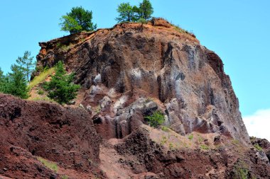 Terk edilmiş kariyer kırmızı scorea taş. Racos Brasov İlçesi, Transilvanya, Romanya bir aktif yakınındaki bir köydür ve üç taş kariyer terk edilmiş. Ulusal bir korumalı alan